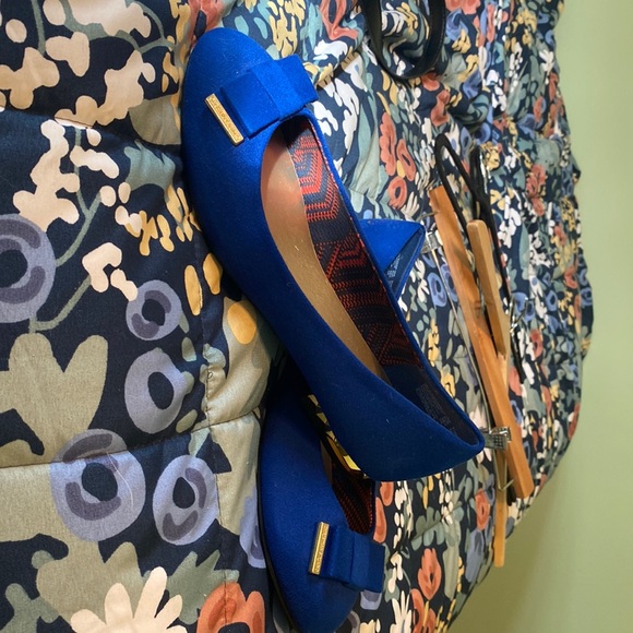 Cute blue flats with gold accents. 9 1/2 Wide - Picture 1 of 5